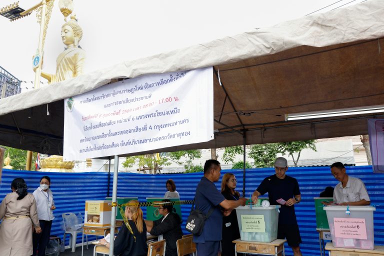 Tailandia vota para elegir nuevo gobierno y decidir si cambia su Constitución