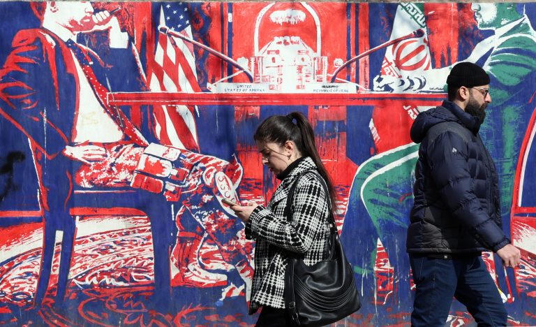 Estados Unidos e Irán se reúnen en Omán en medio de una tensión creciente y separados por un abismo