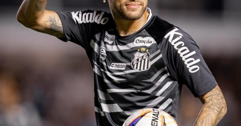 Neymar volvió a jugar con el Santos después de más de dos meses recuperándose de su operación de rodilla