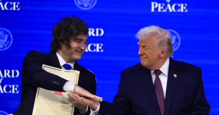 Milei participa en el debut del Consejo de la Paz en Washington, mientras se vive un día caliente en Argentina