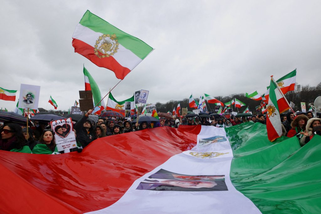 La oposición iraní se debate entre el deseo de democracia y la falta de unidad