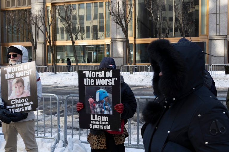 Trump no supera las deportaciones de Obama y Biden, pero las expulsiones de migrantes sin antecedentes se desbordan