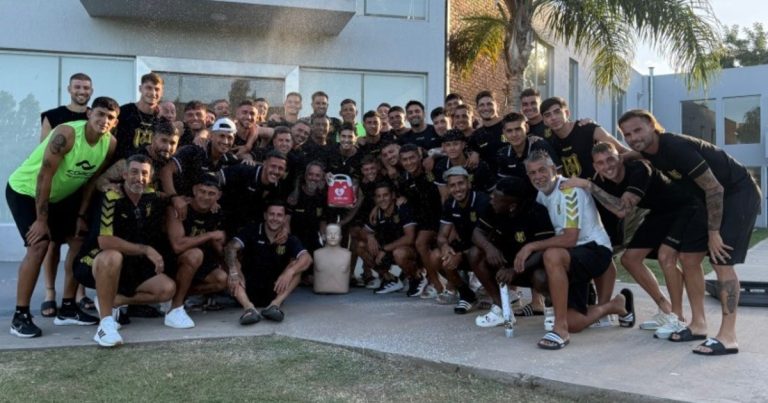 El emotivo reencuentro del arquero que sufrió una muerte súbita en un entrenamiento con el plantel de Deportivo Madryn