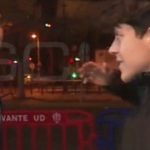 ¿Un guiño? Coudet le firmó el escudo de River a un hincha luego de la derrota del Alavés