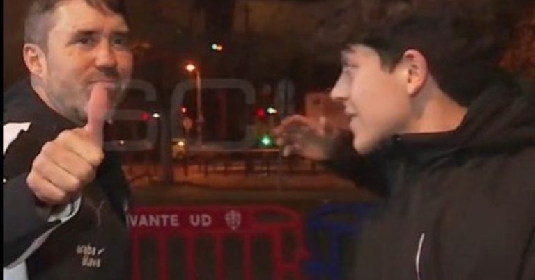 ¿Un guiño? Coudet le firmó el escudo de River a un hincha luego de la derrota del Alavés