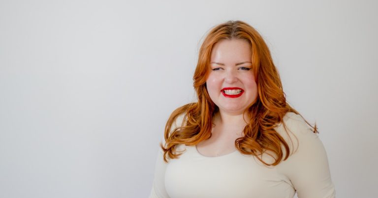 Es ciega, le enseña a maquillarse a personas con discapacidad visual y creó su propia marca inclusiva: la historia de éxito de Lucy Edwards