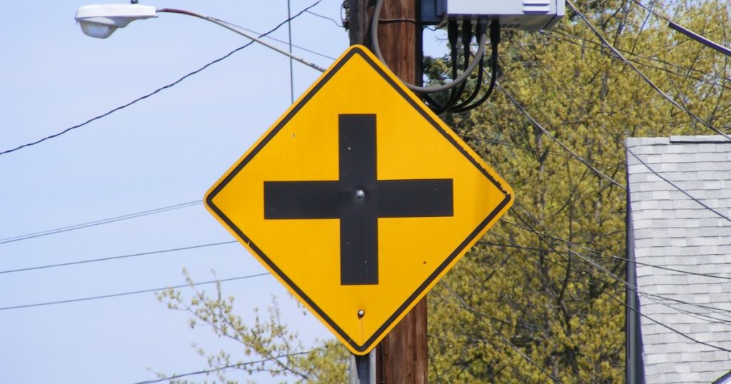 Qué significa esta señal amarilla con una cruz negra en el centro y qué hay que hacer