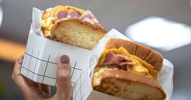 Cómo es el sándwich coreano de huevo que es furor en TikTok