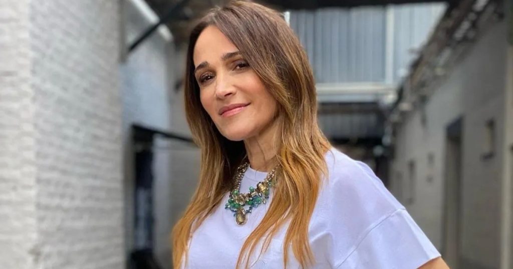 Cómo es la casa de Vero Lozano: estilo francés, arte moderno y una biblioteca negra