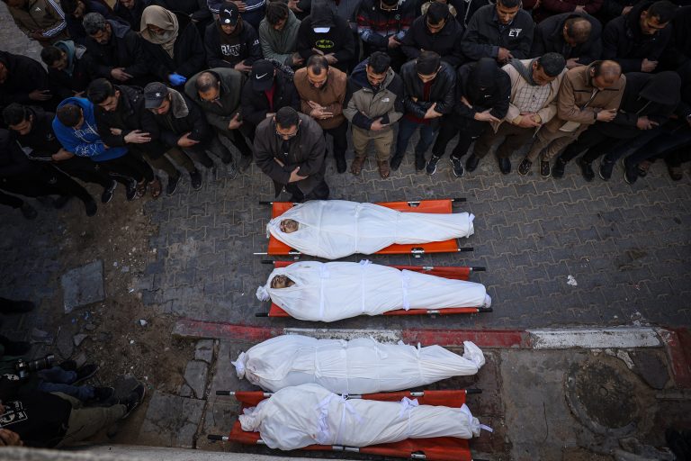 Al menos 18 palestinos muertos en bombardeos israelíes en Gaza pese al alto el fuego