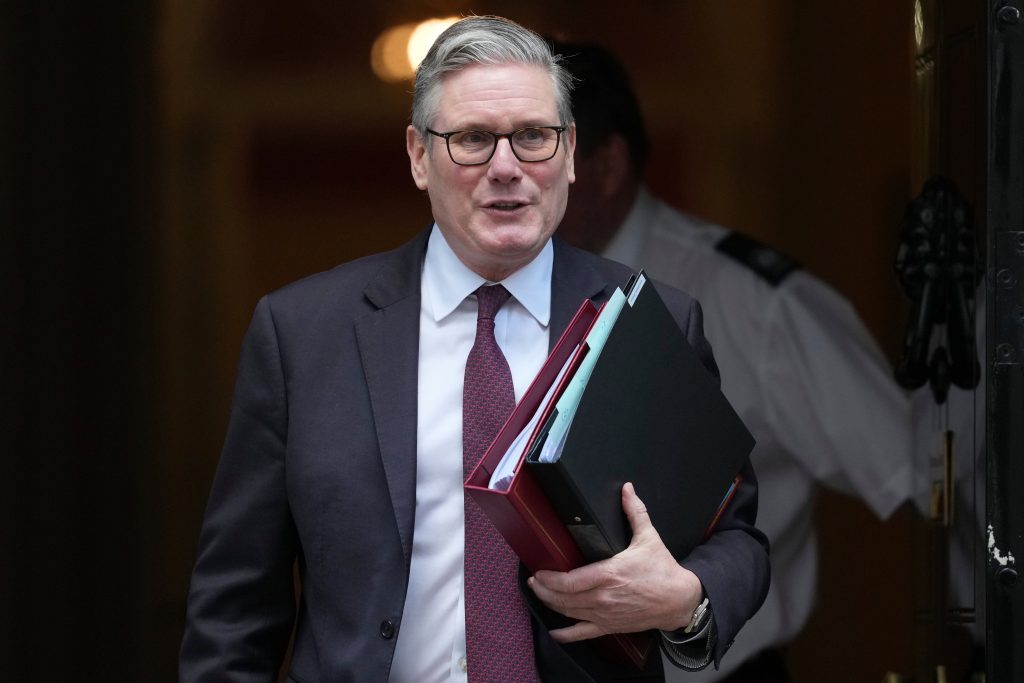 Starmer afronta una crisis interna tras revelarse que nombró embajador a Mandelson pese a las advertencias de su relación con Epstein