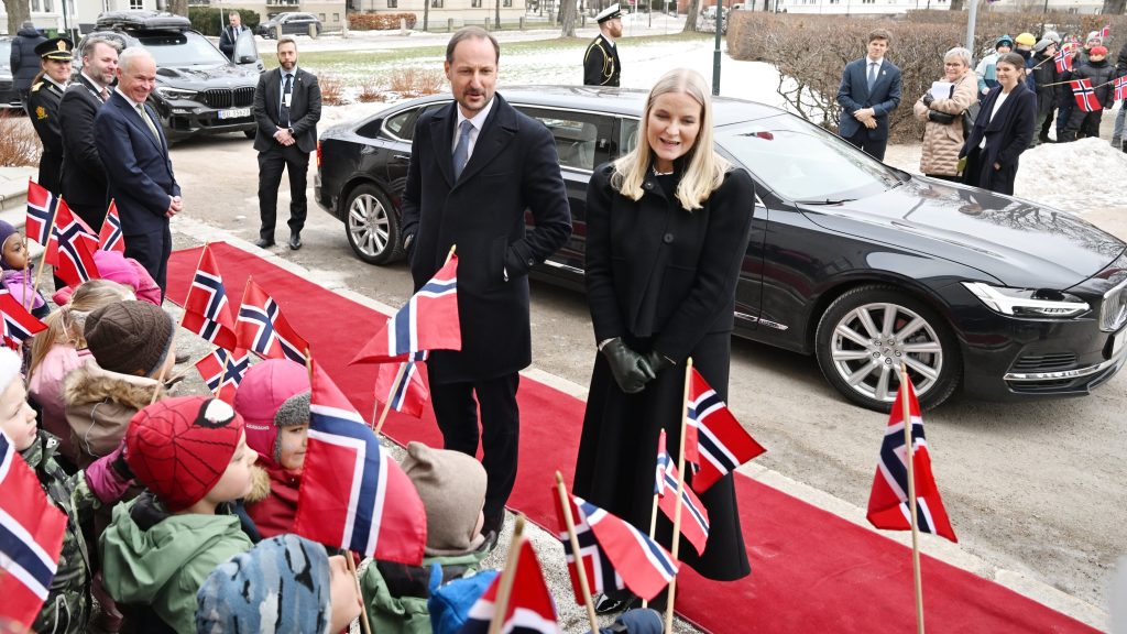 Mette-Marit, bajo la lupa: su prolongado contacto con el pederasta Epstein indigna a Noruega