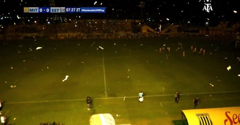 Primera Nacional: empezó casi dos horas más tarde, se jugó en penumbras y se suspendió por falta de luz