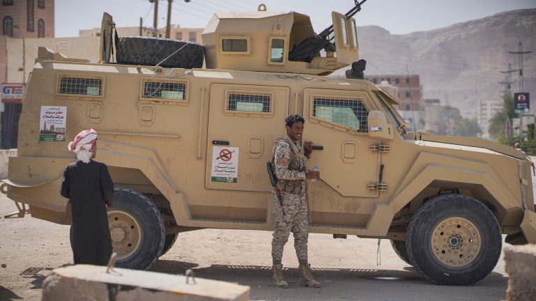 Arabia Saudí y Emiratos, cara a cara en el mar Rojo