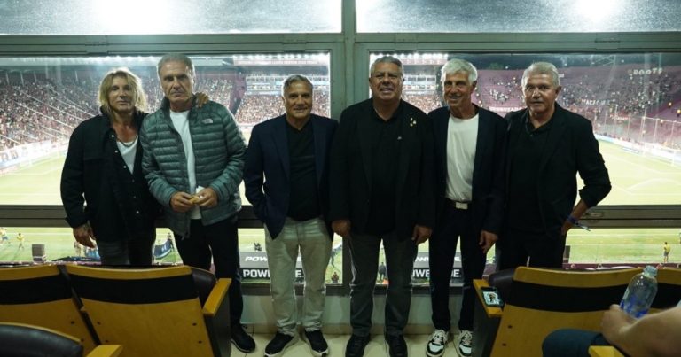Tapia, junto a los campeones del mundo en Lanús después de otra jornada complicada