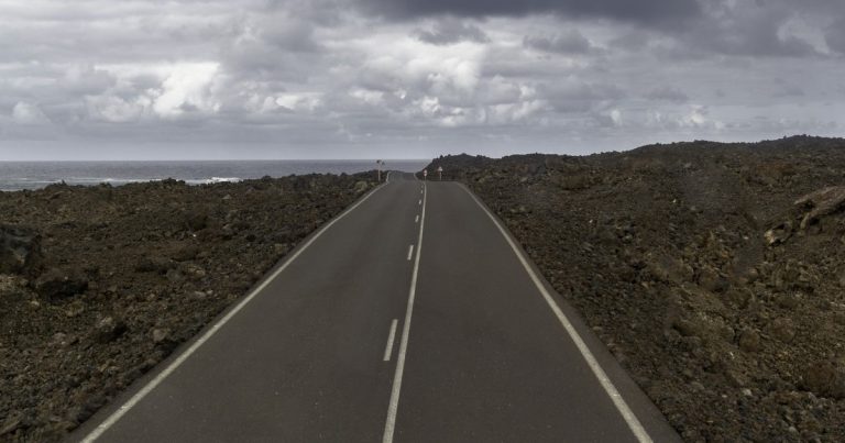 Qué significa la línea blanca continua en el pavimento y la prohibición de cambiar de carril