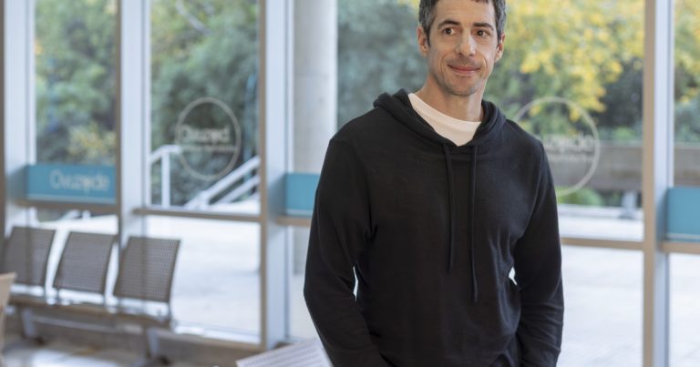 Cómo es la casa de Esteban Lamothe: simple y con una combinación de muebles espectacular