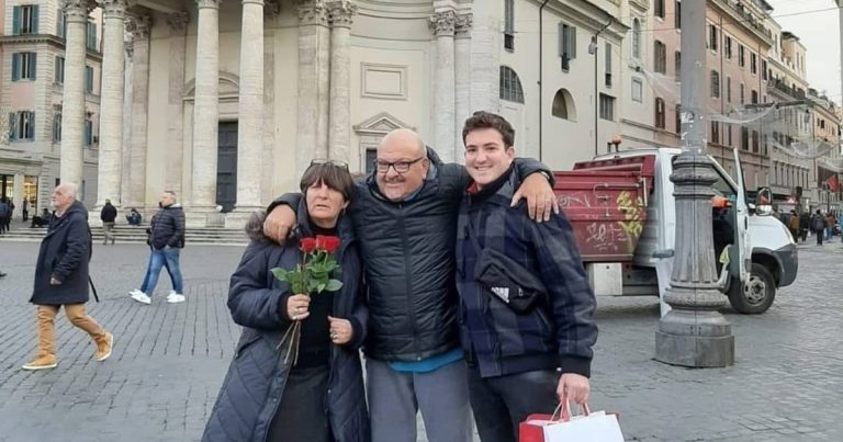 “Sigue viviendo en casa y gana más que yo": un fenómeno de época que complica la convivencia