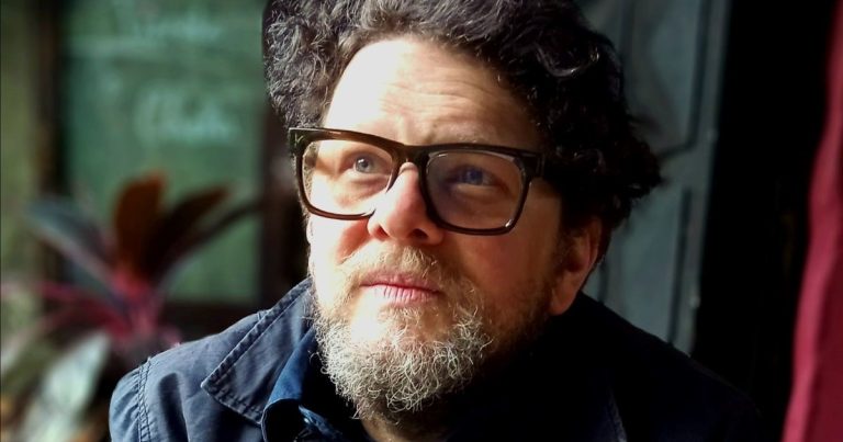 Llegan al cine porteño los muertos vivos de Pablo Stoll: "El zombi uruguayo es lento y va vestido"