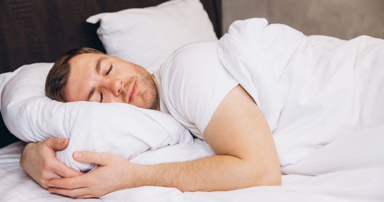 Cuántos minutos deben pasar desde que una persona se acuesta hasta que se duerme y que sea saludable