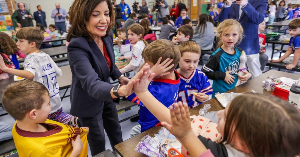 Buenas noticias en Nueva York: Kathy Hochul anuncia la apertura de subvenciones para expandir los parques infantiles