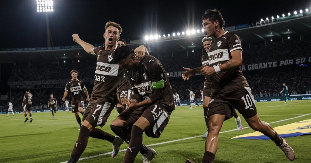 Platense le ganó sobre la hora a Talleres en Córdoba y comparte la cima de la Zona A con Vélez