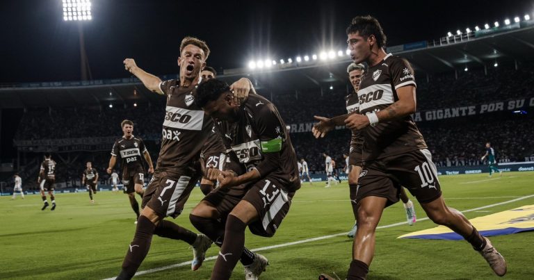 Platense le ganó sobre la hora a Talleres en Córdoba y comparte la cima de la Zona A con Vélez
