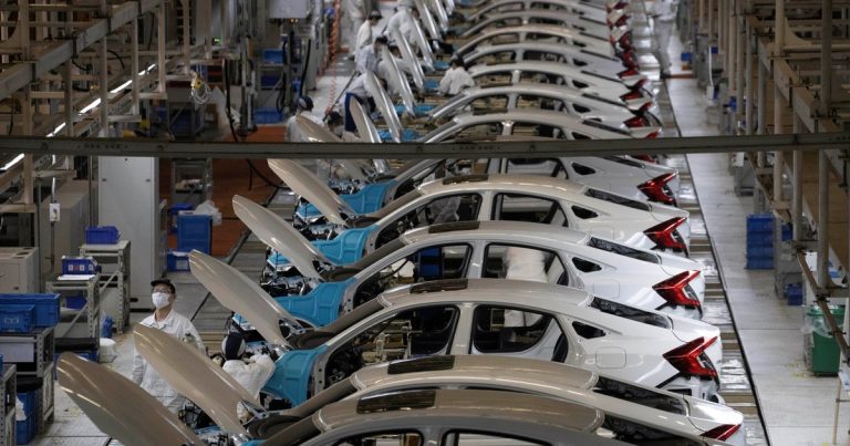 Sin luz y sin humanos, el proyecto chino para producir autos en fábricas 100% automatizadas por robots