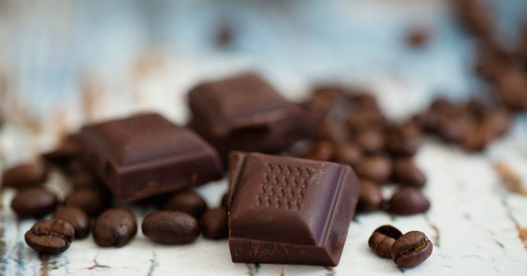 Postre saludable y delicioso: taza de avena con chocolate y mantequilla de maní sin horno