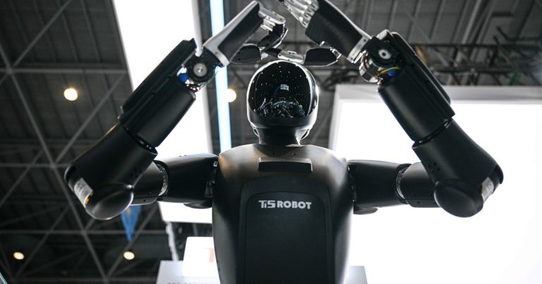 El fin del trabajo humano: la fábrica china que produce un smartphone por segundo y trabaja 24 horas