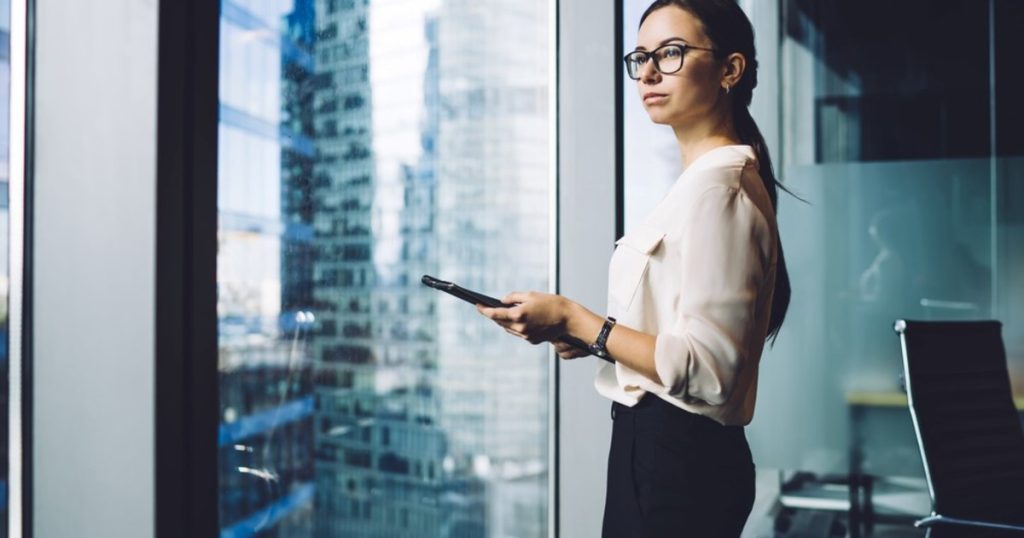 Estos son los tres colores que usan las personas inteligentes, según la psicología