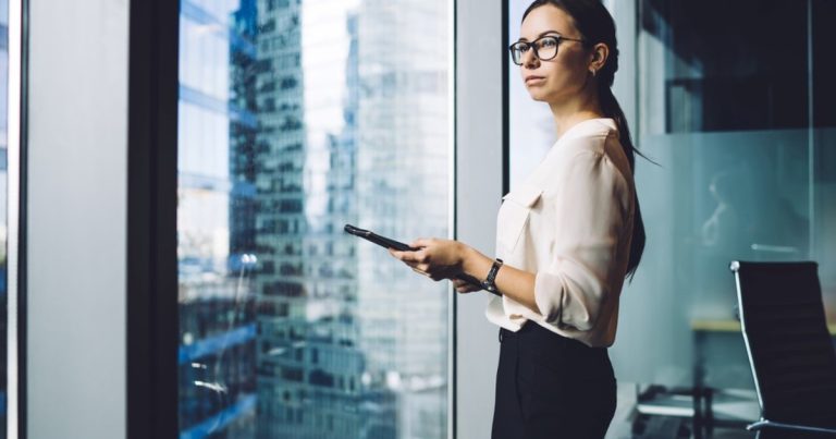 Estos son los tres colores que usan las personas inteligentes, según la psicología