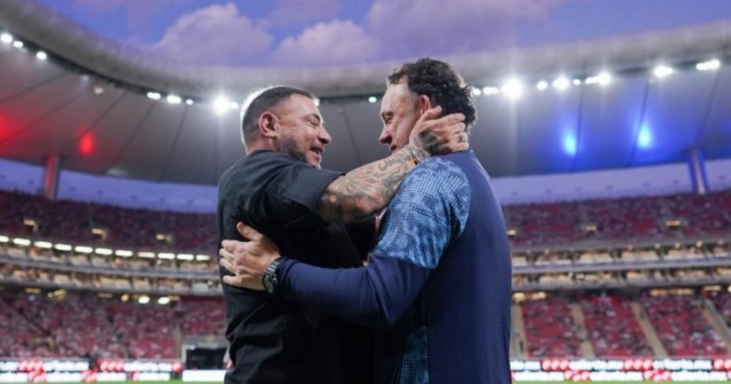 Video: el fraternal saludo entre el Turco Mohamed y Gabriel Milito en México