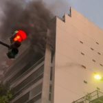 Impactante incendio en un edificio de Belgrano y derrumbe en un complejo de Parque Patricios: decenas de autos aplastados