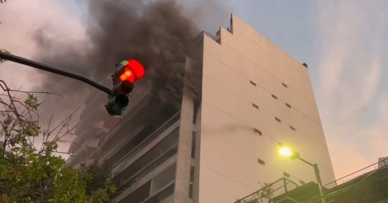 Impactante incendio en un edificio de Belgrano y derrumbe en un complejo de Parque Patricios: decenas de autos aplastados