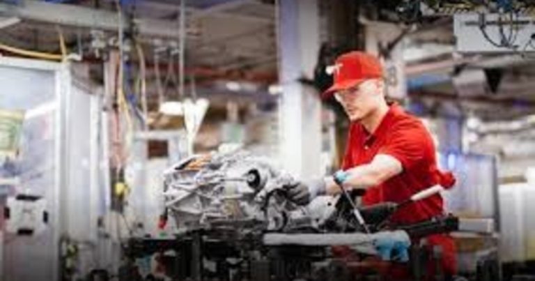 ¿Quieres trabajar para Elon Musk en Texas? Tesla anunció que contrata personal sin título universitario si cumplen con estos requisitos